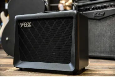 VOX VX15-GT гитарный моделирующий комбоусилитель, 15 Вт, 1x6.5'