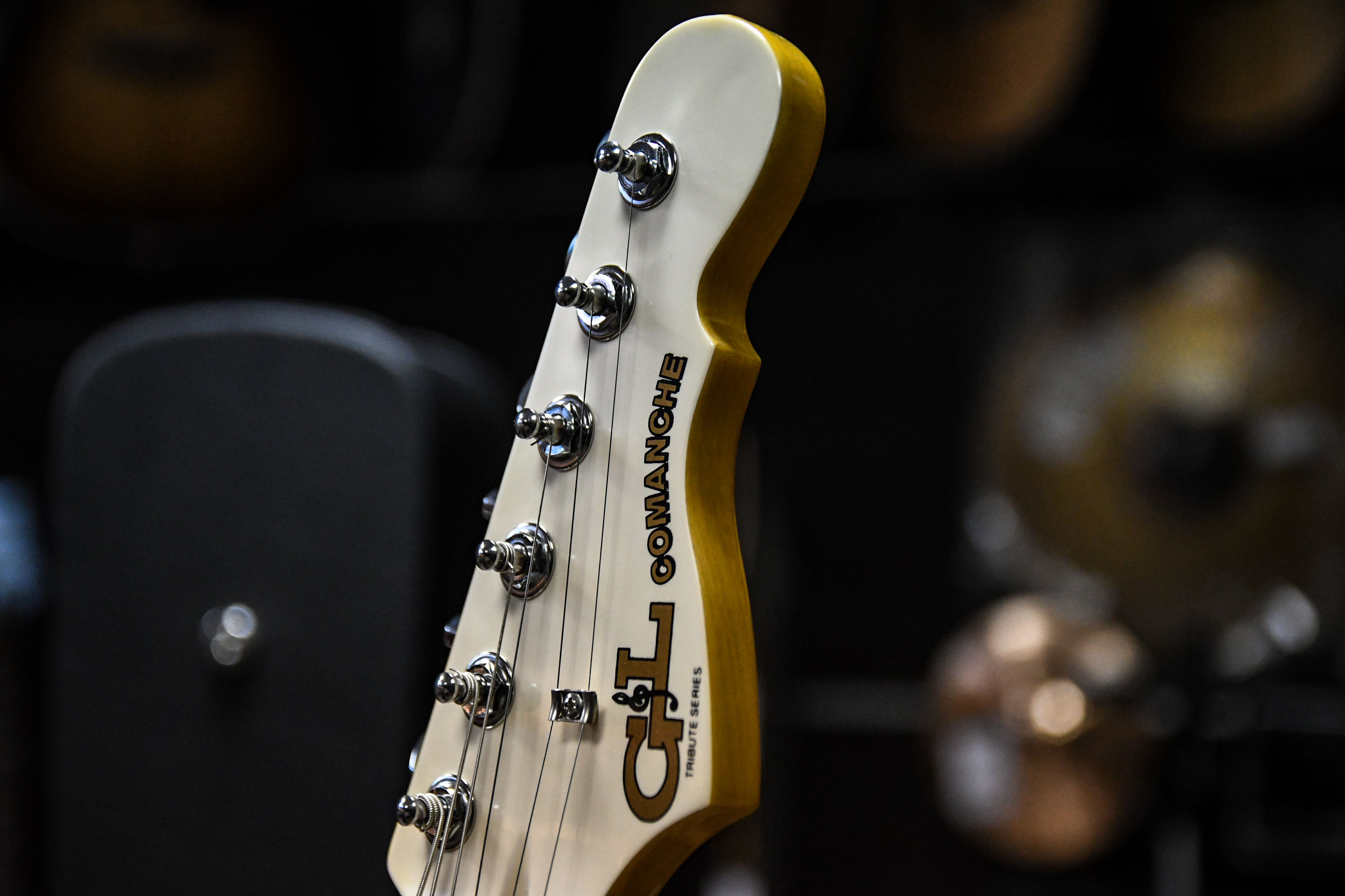 Электрогитара G&L Tribute Comanche Olympic White Jatoba