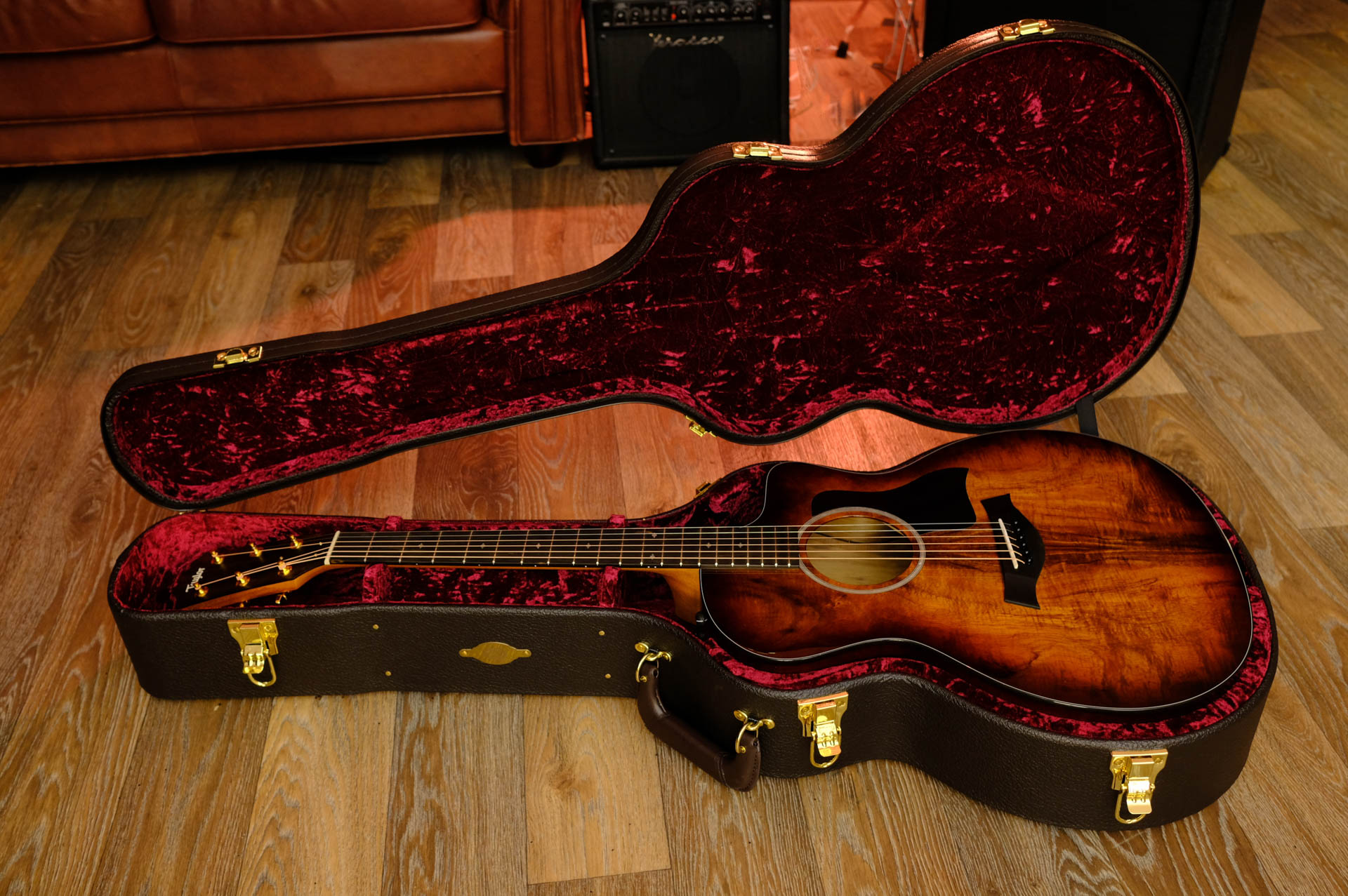Электроакустическая гитара с кейсом TAYLOR 222CE-K DLX 200 Series Deluxe