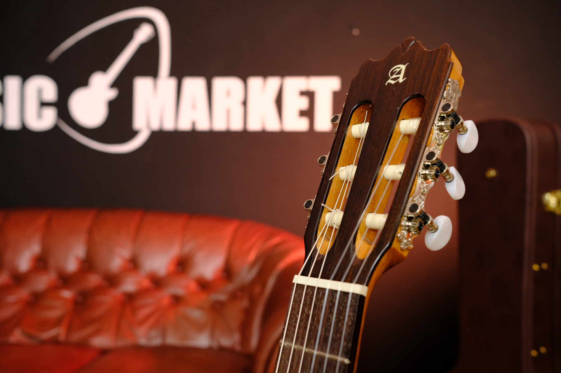 Классическая гитара со звукоснимателем Alhambra Cutaway 3C CT 6.856