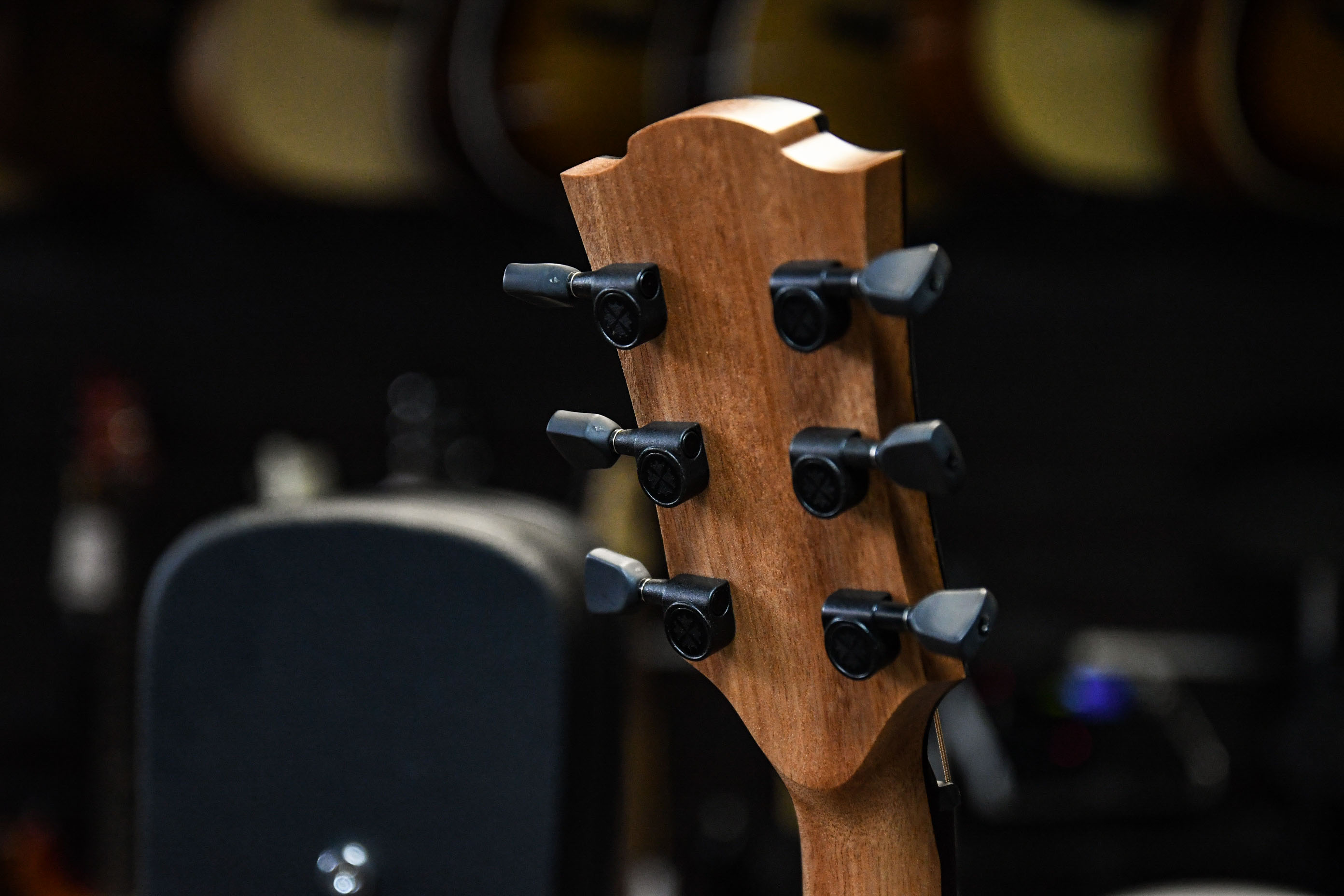 Акустическая гитара с вырезом LAG T-70D C