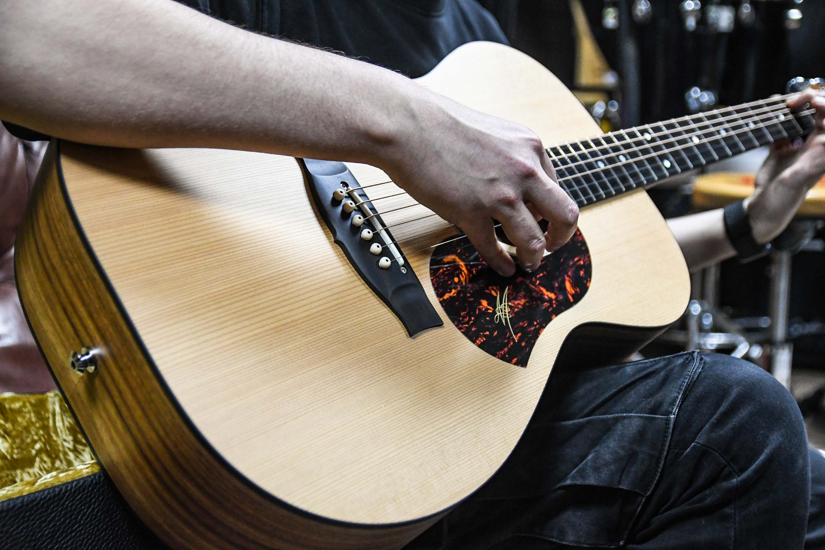 Электроакустическая гитара Maton SRS808