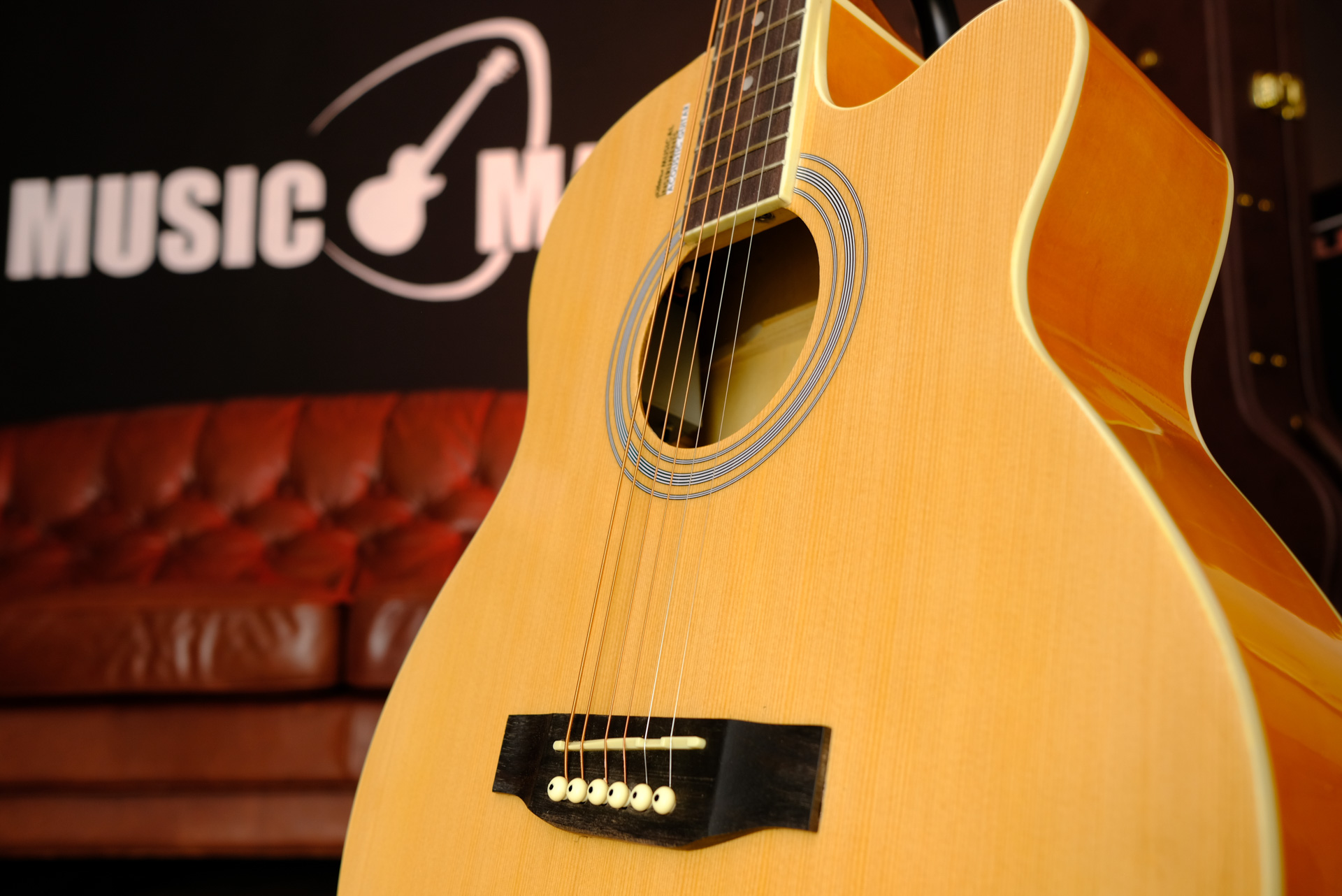 Электроакустическая гитара Elitaro E4050 EQ N